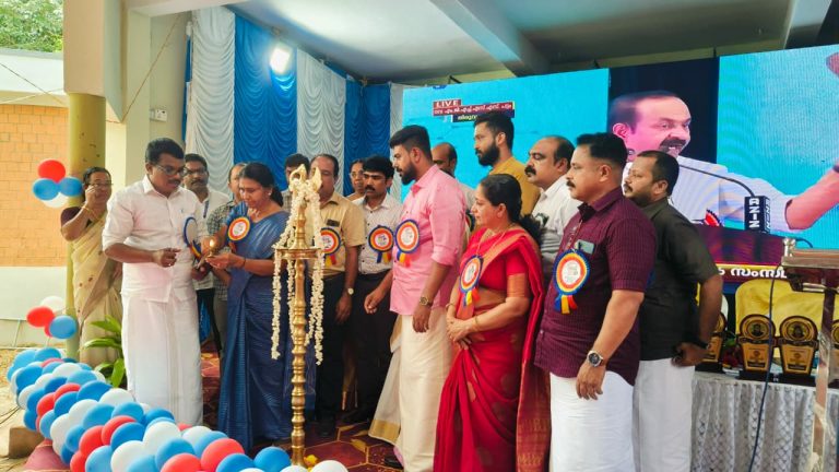 പ്രവേശനോത്സവം   സവിശേഷബാല്യങ്ങളുമായി കൈകോര്‍ത്ത് ജില്ലാ കലക്ടര്‍